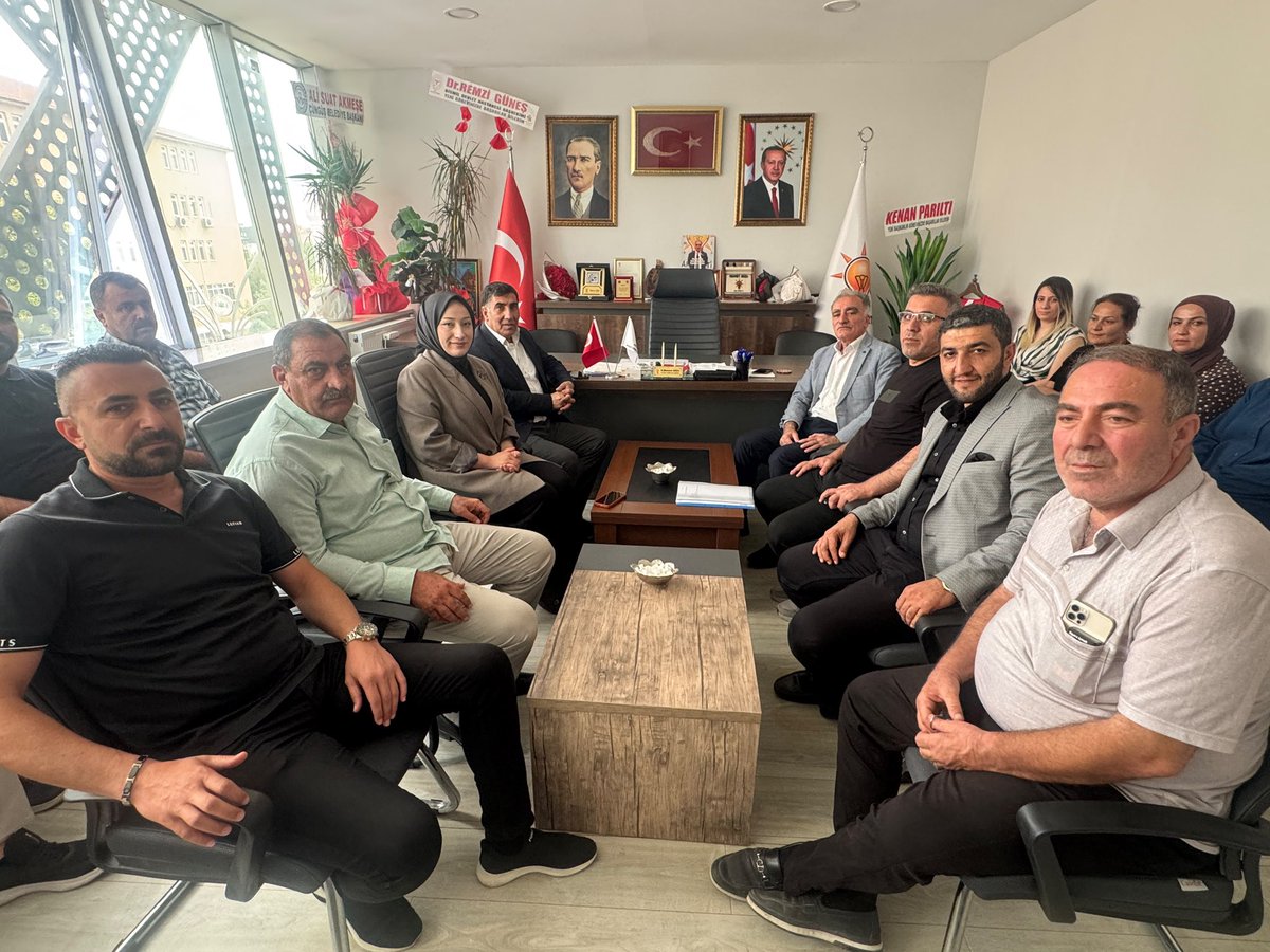 RojdaTurkes's tweet photo. 📍 Çınar

İl Teşkilat Başkanımız @davutyildiz21 , İl Bilgi İşlem Uzmanımız @ByBabayigit ve İl Teşkilat Başkan Yardımcımız @OsmanMerdanoglu ile birlikte;

#Çınar İlçe Başkanımız Sayın Mehmet Arzu ve 3 kademe teşkilat başkanlarımızla bir araya geldik. https://t.co/YXm0kNIn3z