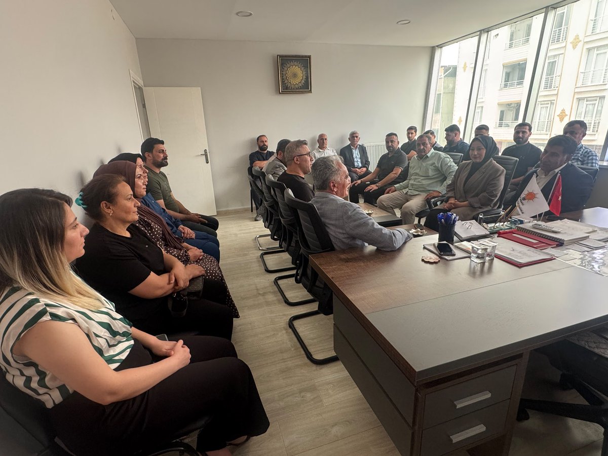 RojdaTurkes's tweet photo. 📍 Çınar

İl Teşkilat Başkanımız @davutyildiz21 , İl Bilgi İşlem Uzmanımız @ByBabayigit ve İl Teşkilat Başkan Yardımcımız @OsmanMerdanoglu ile birlikte;

#Çınar İlçe Başkanımız Sayın Mehmet Arzu ve 3 kademe teşkilat başkanlarımızla bir araya geldik. https://t.co/YXm0kNIn3z