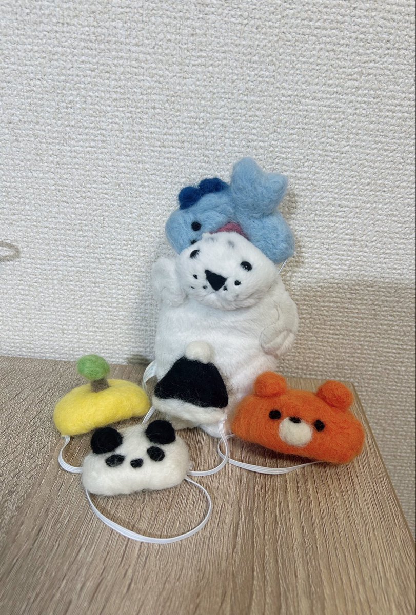 waccha_309's tweet photo. ものづくりが個人的にブームの時はぽんぽこ新作を作るのにブーム終えたらまるで作らない…😹これを繰り返し続けている
わっちゃの羊毛フェルト帽子作りにハマり、わっちゃの顔のぬいぐるみを作り
形から入るタイプなので材料だけは全て揃っているから久しぶりにまた作ろうかな🦭 https://t.co/Za8AvzDKHy