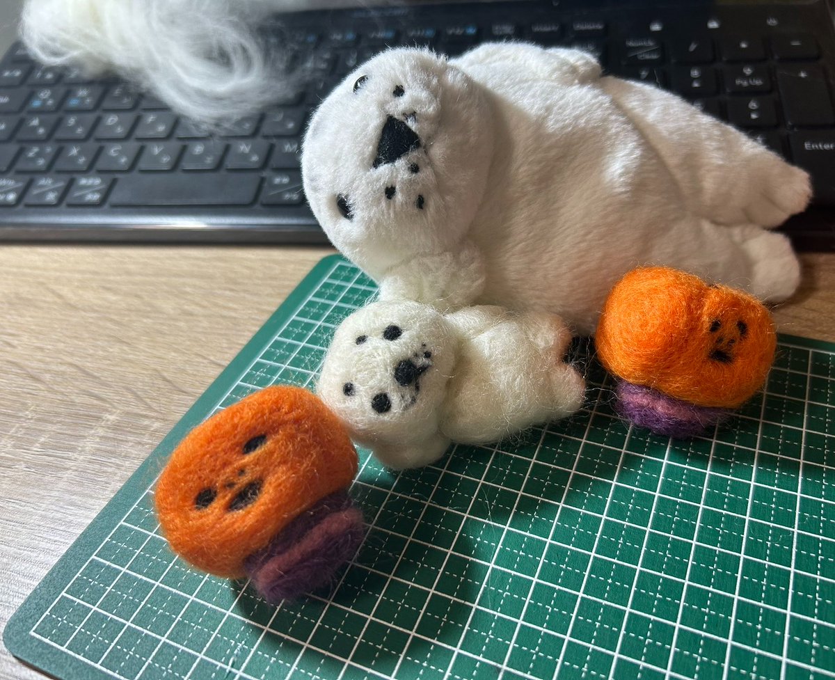 waccha_309's tweet photo. ものづくりが個人的にブームの時はぽんぽこ新作を作るのにブーム終えたらまるで作らない…😹これを繰り返し続けている
わっちゃの羊毛フェルト帽子作りにハマり、わっちゃの顔のぬいぐるみを作り
形から入るタイプなので材料だけは全て揃っているから久しぶりにまた作ろうかな🦭 https://t.co/Za8AvzDKHy