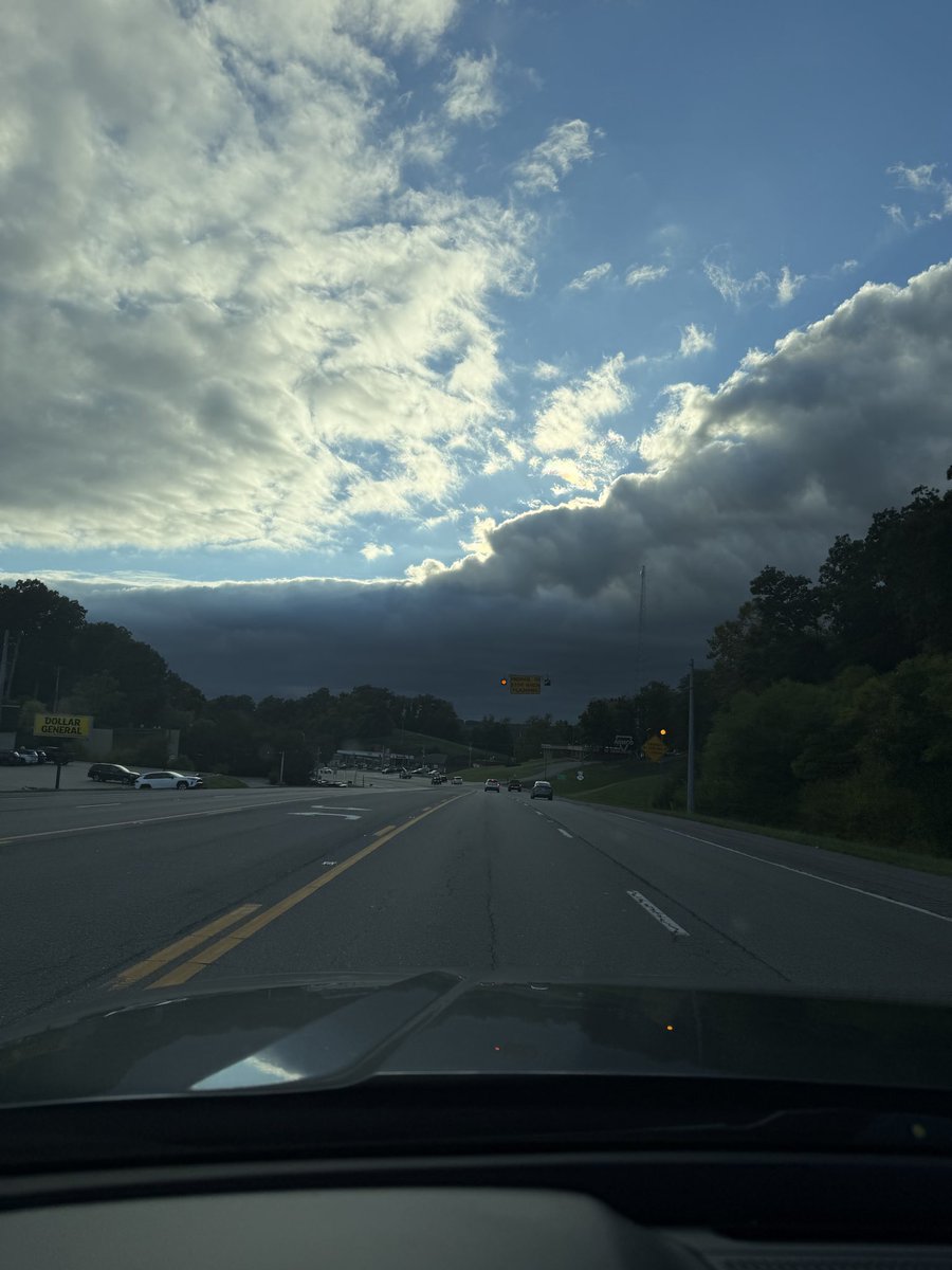 JManning606's tweet photo. Beautiful shelf cloud in Ashland, Ky yesterday. #shelfcloud #KentuckyWX https://t.co/6uQhZTx0HJ