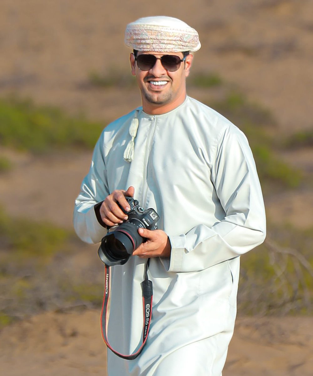 khamis_masroori's tweet photo. لهذا يُقال "الصورة أبلغ من الكلام"
المبدع دائماً #محمد_سليمان_الصواعي يختصر كل المشاعر ويختزل كل المعاني في هذه الصورة.
يقول أبو حشر لأسبوعاً كامل من سطح بناية لاخرى حتى تمكنت من الفوز بزاوية التصوير 😅
الصورة أظهرت حجم جهود التنظيم وحرص الشعب للقاء القائد. https://t.co/EaYJGslMnt