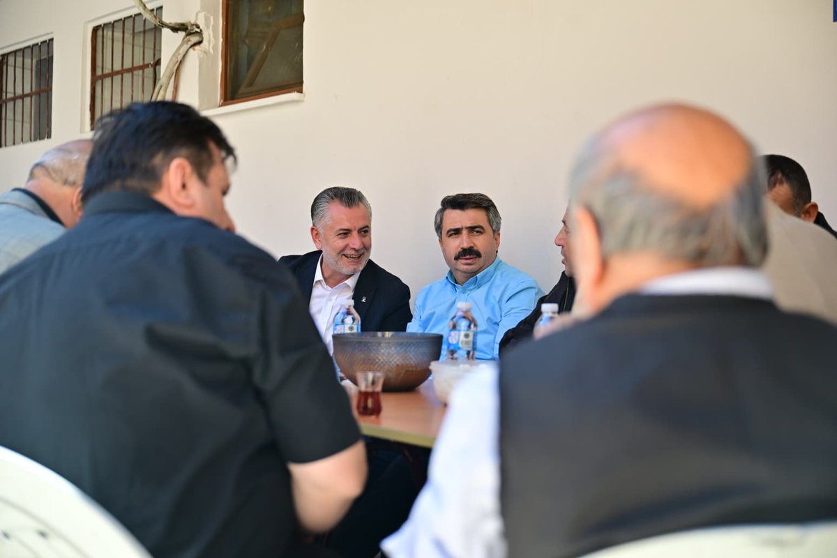 oktayyilmaz16's tweet photo. Bazen bir selam, bazen içten bir sohbet…işte Yıldırım’da gönülleri birbirine bağlayan en güzel şey, bu samimiyet. ❤

İbn-i Bezzaz Camii'nde eda ettiğimiz cuma namazı sonrası hemşehrilerimizin gönülden sohbetlerine ortak olduk. Rabbim birliğimizi, muhabbetimizi daim eylesin inşallah.

📍Hocataşkın Mahallesi