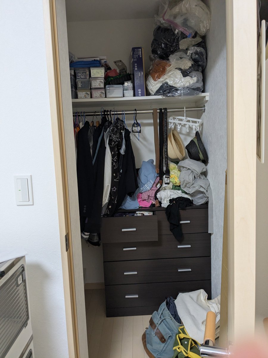 331_331_331_'s tweet photo. 引っ越し初日の荒れ果てた収納 https://t.co/2qn3MnAQ92