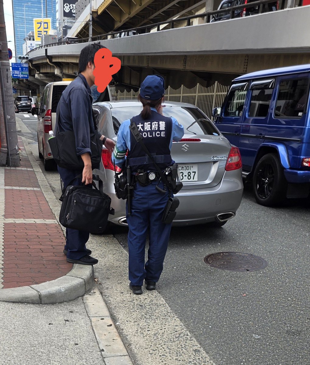 sa113yua's tweet photo. 右余地3.5mない＆駐車禁止＆コインパーキング出口にキザシ放置されててクソ邪魔なと思ったら大阪府警の機捜の車だった
所轄おまわり呼んだらちゃんと違反切り始めて草（正当な公務による駐車ではなかったらしい https://t.co/1No0lifa26