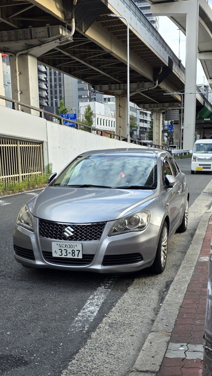 sa113yua's tweet photo. 右余地3.5mない＆駐車禁止＆コインパーキング出口にキザシ放置されててクソ邪魔なと思ったら大阪府警の機捜の車だった
所轄おまわり呼んだらちゃんと違反切り始めて草（正当な公務による駐車ではなかったらしい https://t.co/1No0lifa26