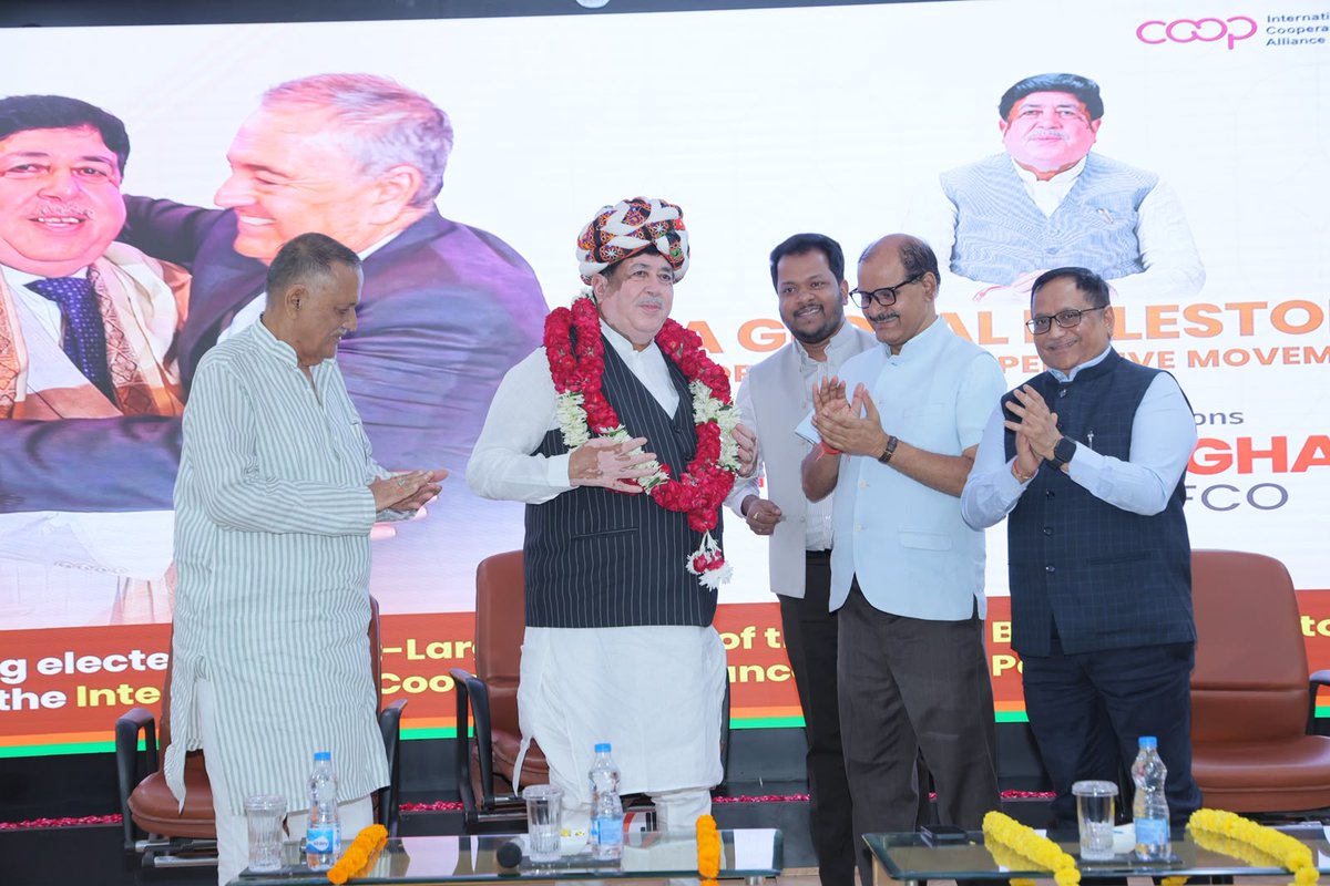 IFFCO_Coop's tweet photo. इफको ऑफिसर्स एसोसिएशन (मुख्यालय एवं मार्केटिंग) के अध्यक्ष श्री सौम्यजीत पाढ़ी एवं कर्मचारी यूनियन (मुख्यालय एवं मार्केटिंग) के अध्यक्ष श्री ब्रजेश कुमार ने अधिकारियों एवं कर्मचारियों की ओर से आईसीए बोर्ड में निर्वाचन पर माननीय अध्यक्ष श्री दिलीप संघाणी जी का अभिनंदन किया।
#IFFCO https://t.co/e0m7nBovHW