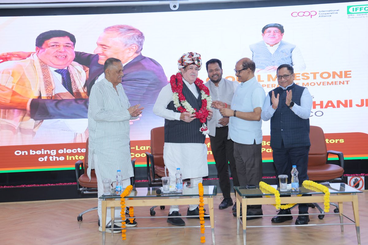 IFFCO_Coop's tweet photo. इफको ऑफिसर्स एसोसिएशन (मुख्यालय एवं मार्केटिंग) के अध्यक्ष श्री सौम्यजीत पाढ़ी एवं कर्मचारी यूनियन (मुख्यालय एवं मार्केटिंग) के अध्यक्ष श्री ब्रजेश कुमार ने अधिकारियों एवं कर्मचारियों की ओर से आईसीए बोर्ड में निर्वाचन पर माननीय अध्यक्ष श्री दिलीप संघाणी जी का अभिनंदन किया।
#IFFCO https://t.co/e0m7nBovHW