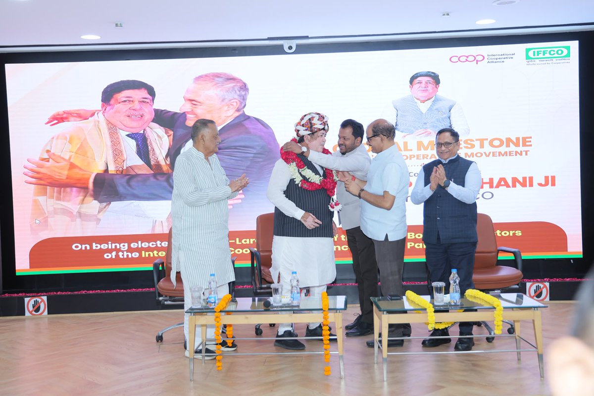 IFFCO_Coop's tweet photo. इफको ऑफिसर्स एसोसिएशन (मुख्यालय एवं मार्केटिंग) के अध्यक्ष श्री सौम्यजीत पाढ़ी एवं कर्मचारी यूनियन (मुख्यालय एवं मार्केटिंग) के अध्यक्ष श्री ब्रजेश कुमार ने अधिकारियों एवं कर्मचारियों की ओर से आईसीए बोर्ड में निर्वाचन पर माननीय अध्यक्ष श्री दिलीप संघाणी जी का अभिनंदन किया।
#IFFCO https://t.co/e0m7nBovHW
