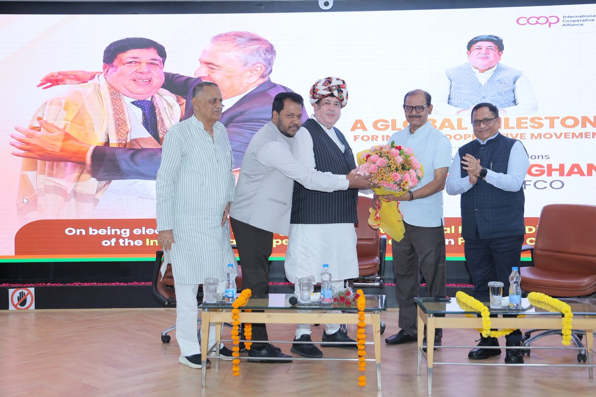 IFFCO_Coop's tweet photo. इफको ऑफिसर्स एसोसिएशन (मुख्यालय एवं मार्केटिंग) के अध्यक्ष श्री सौम्यजीत पाढ़ी एवं कर्मचारी यूनियन (मुख्यालय एवं मार्केटिंग) के अध्यक्ष श्री ब्रजेश कुमार ने अधिकारियों एवं कर्मचारियों की ओर से आईसीए बोर्ड में निर्वाचन पर माननीय अध्यक्ष श्री दिलीप संघाणी जी का अभिनंदन किया।
#IFFCO https://t.co/e0m7nBovHW