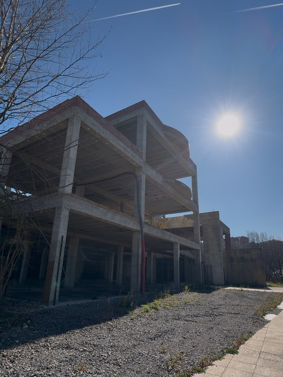 DenisItxaso's tweet photo. Un edificio público vacío no puede ser paisaje habitual en una ciudad donde tantos jóvenes no pueden emanciparse.

El antiguo edificio de AEMET en Intxaurrondo llevaba años sin uso.

Ahora va a convertirse en vivienda asequible🧵 https://t.co/1NuYkfvSgT