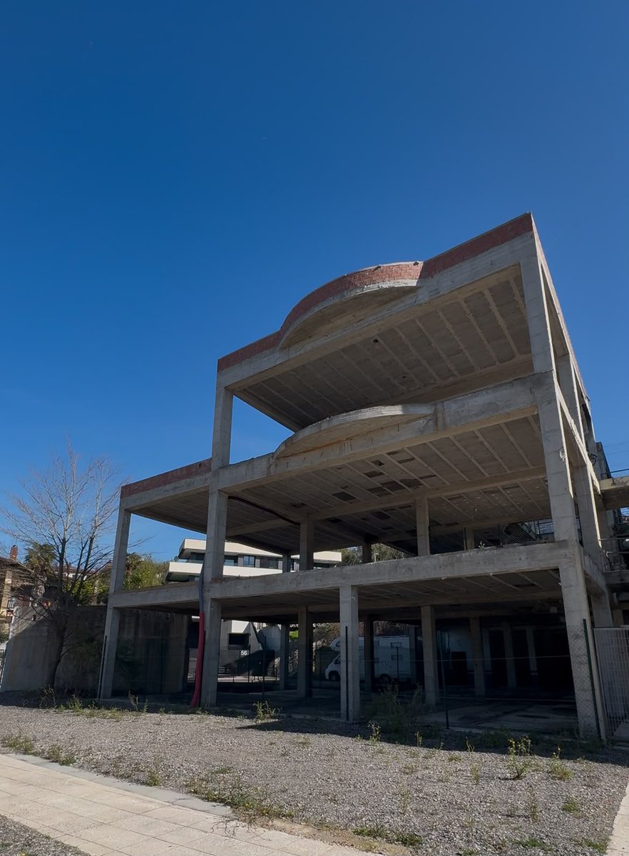 DenisItxaso's tweet photo. Un edificio público vacío no puede ser paisaje habitual en una ciudad donde tantos jóvenes no pueden emanciparse.

El antiguo edificio de AEMET en Intxaurrondo llevaba años sin uso.

Ahora va a convertirse en vivienda asequible🧵 https://t.co/1NuYkfvSgT