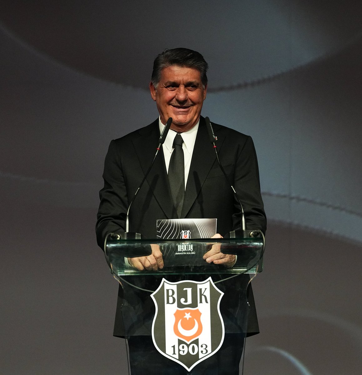 KartalRecord's tweet photo. Serdal Adalı: "Bu takımı şampiyonluk için kurduk. Bu sene başka yıldıza ihtiyacımız yok. Bizim sadece bir derdimiz var, şampiyon olmak. Sonuna kadar kovalayacağız." https://t.co/NtVeHmKs0z
