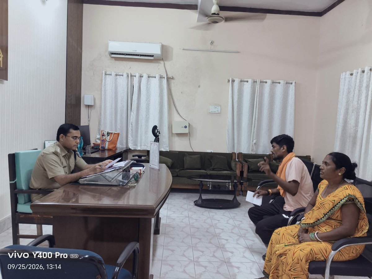 nawadapolice's tweet photo. दिनांक:-25.09.2026 को पुलिस कार्यालय में पुलिस उपाधीक्षक (मुo) नवादा के द्वारा जनता दरबार का आयोजन कर आवेदकों की समस्या का निष्पादन किया गया। उक्त आवेदकों के आवेदन के आलोक में अतिशीघ्र निष्पादन हेतु संबंधित थाना को निर्देशित किया गया।
@bihar_police 
@IgMagadh 
#Nawada 
#नवादा https://t.co/KmxgiHcrHp