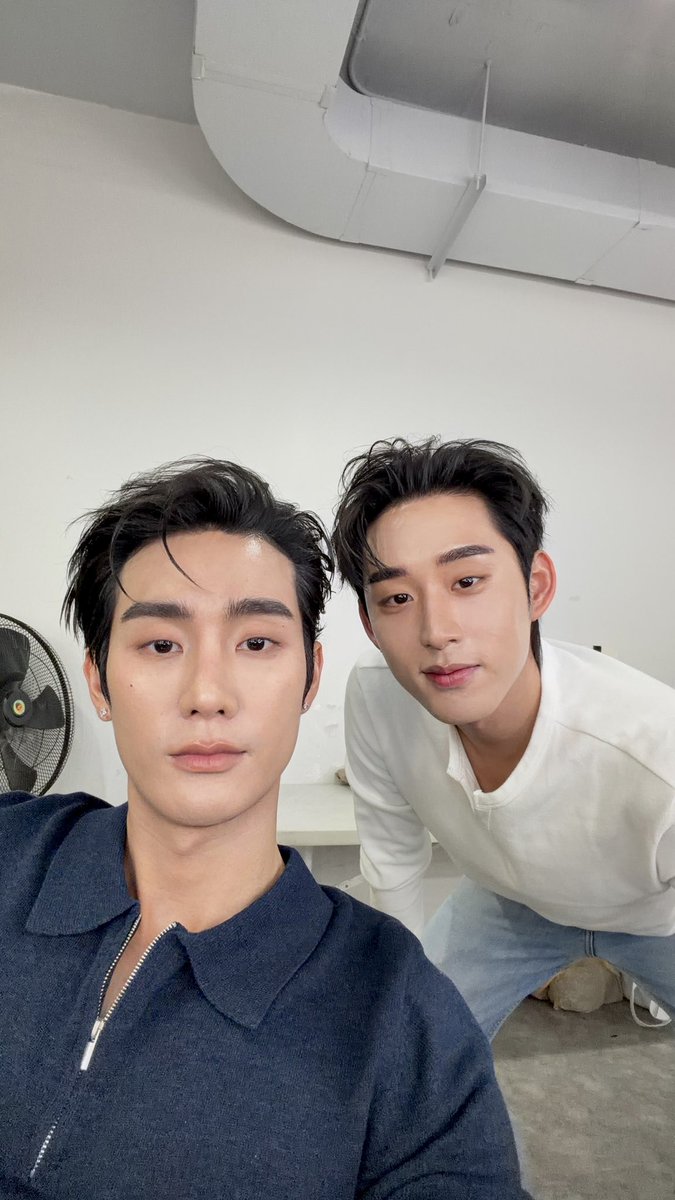 fforcejs's tweet photo. เหมือนกันไหม ? https://t.co/x9WbjeihXq