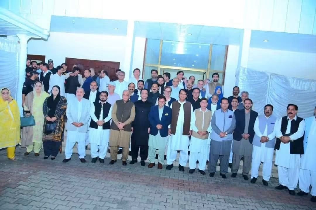 AdnanAmirMuqam's tweet photo. وزیراعظم آزاد کشمیر کی جانب سے وفاقی وزیر انجینئر امیر مقام کے اعزاز میں عشائیہ

مظفرآباد: وزیراعظم آزاد جموں و کشمیر بیرسٹر افتخار گیلانی کی جانب سے وزیراعظم ہاؤس مظفرآباد میں وفاقی وزیر برائے امور کشمیر انجینئر امیر مقام کے اعزاز میں عشائیے کا اہتمام کیا گیا۔

عشائیے میں 1/4 https://t.co/IPSS6T9WZS
