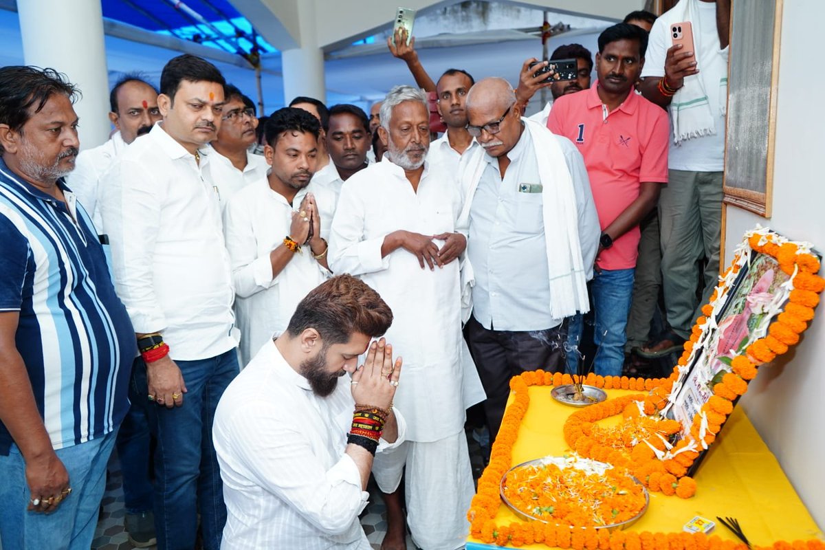 LJP4India's tweet photo. आज वैशाली के महुआ में राष्ट्रीय अध्यक्ष सह केंद्रीय मंत्री आदरणीय श्री @iChiragPaswan जी ने पार्टी के प्रखंड अध्यक्ष श्री उदय प्रकाश सिंह जी के पिताजी के निधन उपरांत शोक संतप्त परिजनों से मुलाकात कर संवेदनाएं व्यक्त की। https://t.co/gNAWfNdZPg