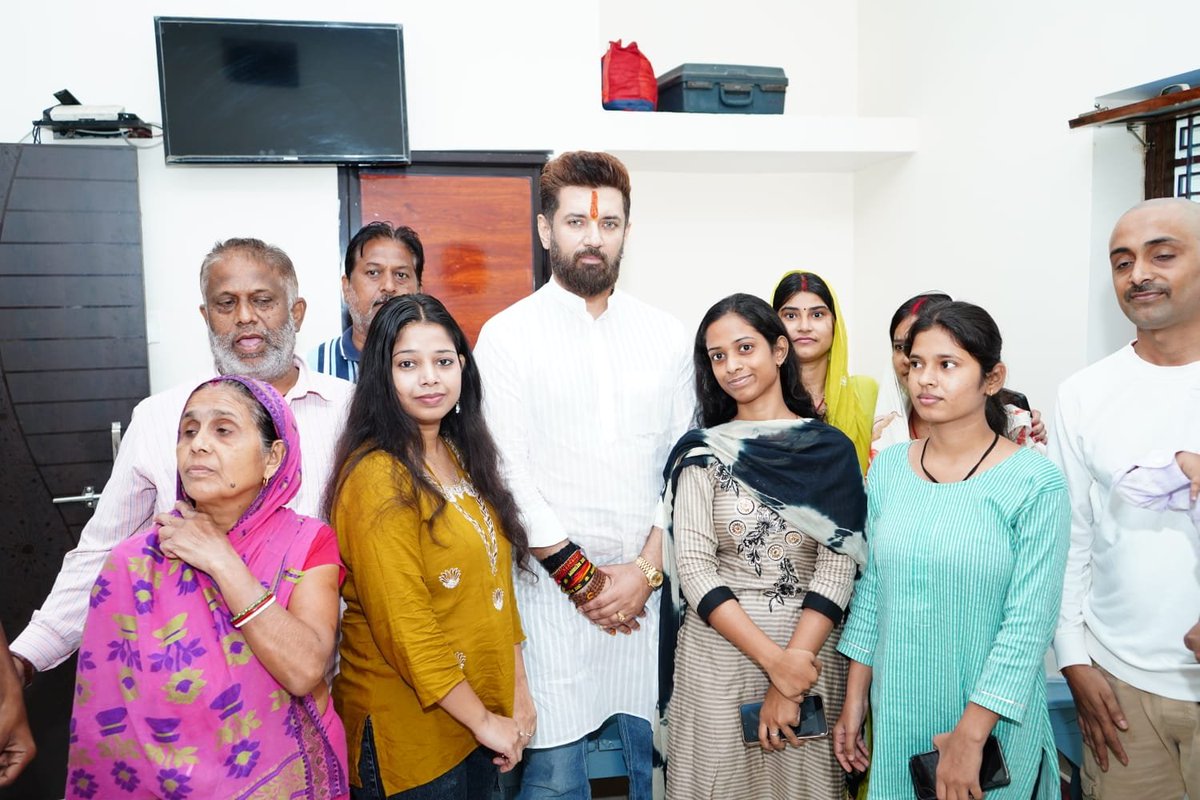 LJP4India's tweet photo. आज वैशाली के महुआ में राष्ट्रीय अध्यक्ष सह केंद्रीय मंत्री आदरणीय श्री @iChiragPaswan जी ने पार्टी के प्रखंड अध्यक्ष श्री उदय प्रकाश सिंह जी के पिताजी के निधन उपरांत शोक संतप्त परिजनों से मुलाकात कर संवेदनाएं व्यक्त की। https://t.co/gNAWfNdZPg