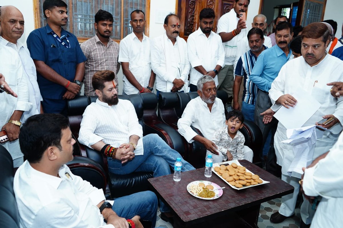 LJP4India's tweet photo. आज वैशाली के महुआ में राष्ट्रीय अध्यक्ष सह केंद्रीय मंत्री आदरणीय श्री @iChiragPaswan जी ने पार्टी के प्रखंड अध्यक्ष श्री उदय प्रकाश सिंह जी के पिताजी के निधन उपरांत शोक संतप्त परिजनों से मुलाकात कर संवेदनाएं व्यक्त की। https://t.co/gNAWfNdZPg