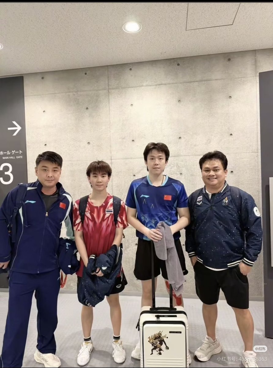 iGwxnG's tweet photo. โค้ชทีมไทยให้กำลังใจฉู่ชิน
พวกเราแพ้ Wang Chuqin ไป 2-4 ครับ นักปิงปองไทยของเราเล่นได้ดีมาก ขอบคุณทุกคนที่ให้กำลังใจนะครับ พวกเราหวังว่า Wang Chuqin จะคว้าแชมป์ได้ครับป้องกันแชมป์ https://t.co/oCQe04Ubf1