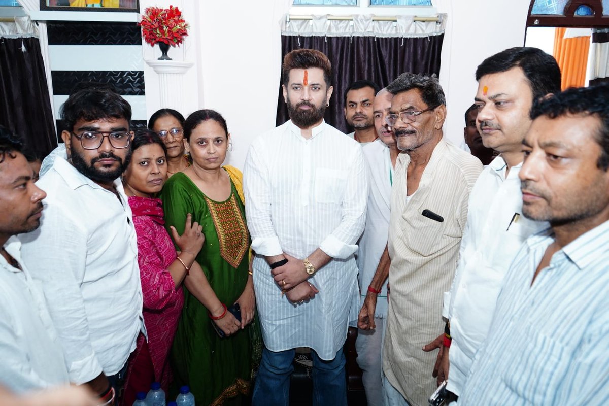 LJP4India's tweet photo. आज वैशाली के महुआ में राष्ट्रीय अध्यक्ष सह केंद्रीय मंत्री आदरणीय श्री @iChiragPaswan जी ने पार्टी के प्रखंड अध्यक्ष श्री उदय प्रकाश सिंह जी के पिताजी के निधन उपरांत शोक संतप्त परिजनों से मुलाकात कर संवेदनाएं व्यक्त की। https://t.co/gNAWfNdZPg