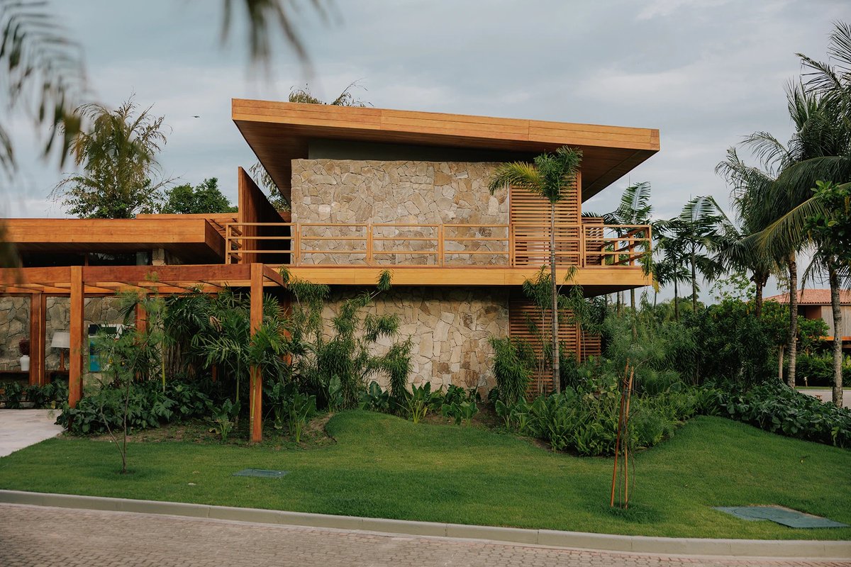 crystal_kizor's tweet photo. This is where luxury homes in Africa should be heading

More shade. More greenery. More natural materials. More connection to the outdoors.

The architect describes his approach simply: “Space is luxury.”

That idea also shapes much of my work

Luxury that responds to where we live