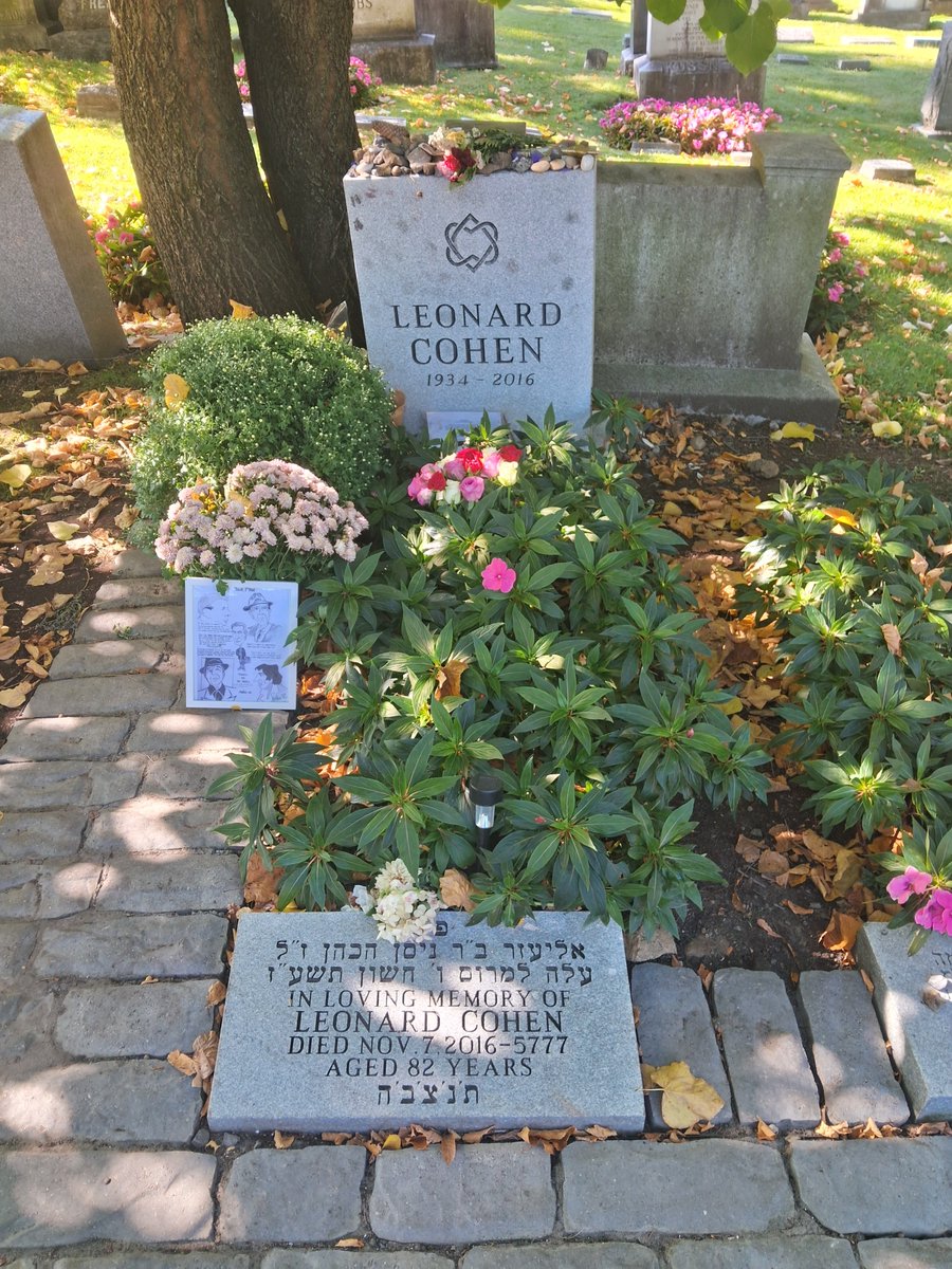 Joanlluislluis's tweet photo. He portat una pedreta del Canigó a la tomba de Leonard Cohen. M'ha semblat la manera més sincera de saludar-lo tot seguint la tradició jueva.
#ifitbeyourwill https://t.co/trPjP0FGRy