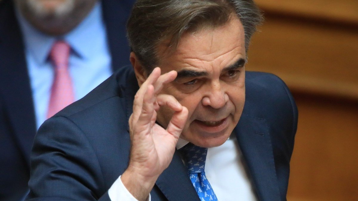 elenasagiadinou's tweet photo. 📌Το προηγούμενο διάστημα το ΠΑΣΟΚ κατηγορούσε τη ΝΔ για τους δασικούς χάρτες και τους παραγωγούς. Δηλαδή, τι θα γίνει με τις εκτάσεις που βγήκαν δασικές αλλά οι παραγωγοί τις χρησιμοποιούσαν. Τις δήλωναν κανονικά, όμως κηρύχθηκαν εκ των υστέρων ως δασικές εκτάσεις. Η κυβέρνηση λοιπόν απαλλάσσει από πρόστιμα τους 50.000 παραγωγούς. Και τώρα το ΠΑΣΟΚ αντιδρά! Έχει άδικο ο Μαργαρίτης Σχοινάς που δήλωσε στη Βουλή πως «άγεστε και φέρεστε από τα άκρα…»; Εννοώντας την Κωνσταντοπούλου και τον Βελόπουλο…