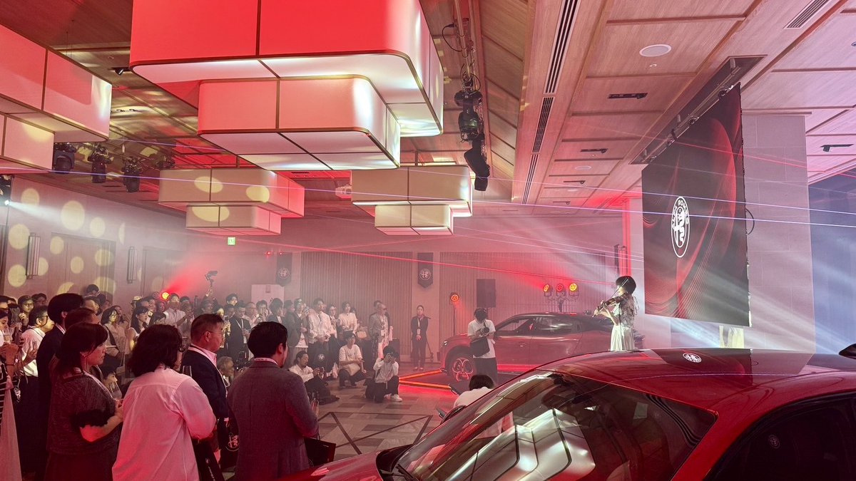 AyAsA_violin's tweet photo. ポストするのが遅くなってしまいましたが、
昨日一夜限りの開催だった「Alfa Romeo Una Notte Speciale」🇮🇹
こちらのパーティーのオープニングにて演奏させていただいておりました🎻✨
美しき赤色のアルファロメオ様と同じ空間でバヨリンを奏でさせていただけるという贅沢なひととき❤️
素敵な機会をいただきありがとうございました☺️
#AlfaRomeo #アルファロメオ