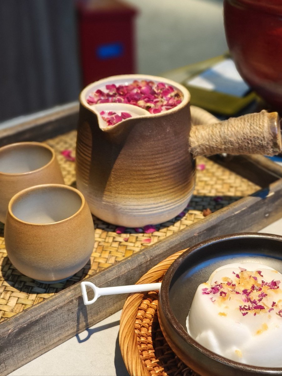 leny_LV08's tweet photo. I went to a tea shop today, got a cup of osmanthus glutinous rice drink, tried a Hui-style embroidery coaster, so cozy! https://t.co/24YAeyRah8
