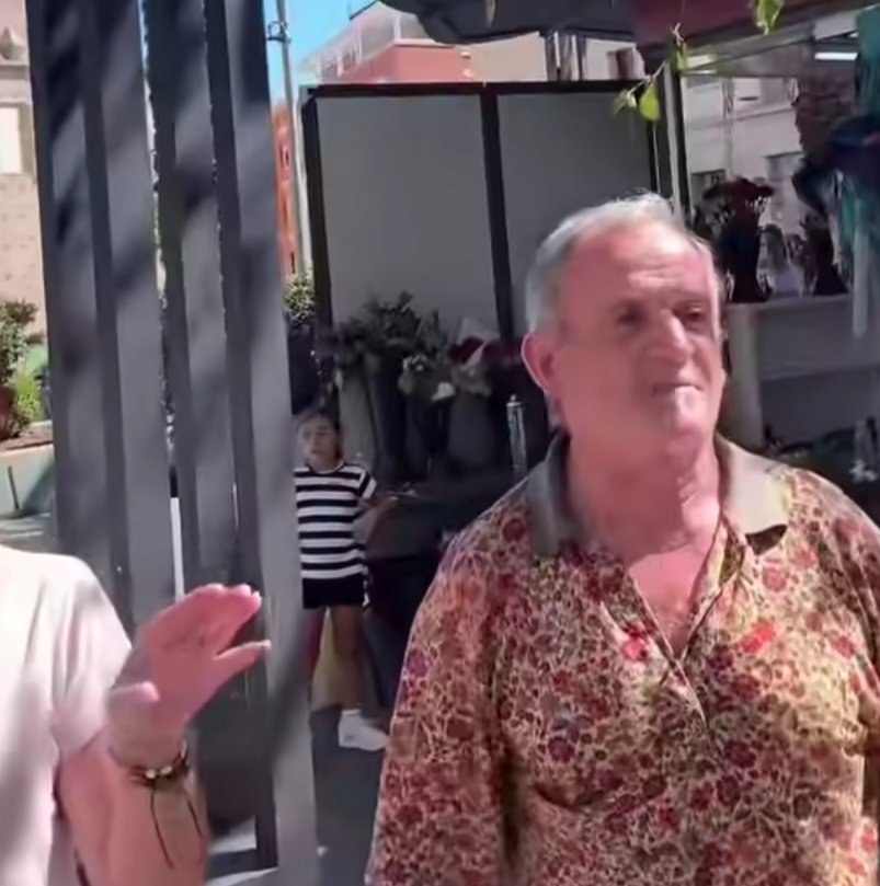 rubenmllfrr's tweet photo. ¡Mirad quién ha aparecido en Ceuta!

El mismo que salía en los vídeos de los 'espontáneos' acosando a ministros.
Siempre las mismas caras, siempre los mismos.

¿Espontáneos? Va a ser que no. https://t.co/itw6Tzxoau