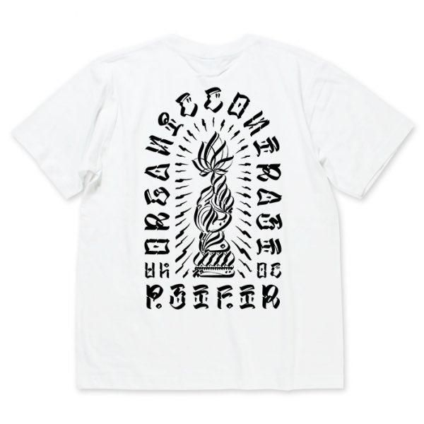 FUUDOBRAIN's tweet photo. USUGROW MERCHANDISE　一般販売開始。
FUÜDOBRAINに、USUGROWのMERCHANDISEが入荷しました。
 
長年にわたり、独自の線と思想を貫き続けてきたUSUGROW。
スカル、花、祈り、死生観。 繊細なラインと緊張感のある余白。 一目でそれと分かる世界観を、Tシャツという最も日常的なフォーマットへ落とし込んだラインナップ。
FUÜDOBRAIN開業当初から公私ともに長い付き合いがあり、これまでも作品をスポットで紹介してきましたが、今回より正規取扱として本格展開。
 
予約期間を経て、いよいよ店頭・オンラインストアで一般販売開始。
昔からUSUGROWを知っている人には、その「現在」を。 初めて触れる人には、その入口を。
流行に合わせて作られたものではない。 長い時間をかけて確立された線だからこそ、今見ても古びない。
 
USUGROW MERCHANDISE NOW AVAILABLE AT FUÜDOBRAIN.
各モデル、在庫がなくなり次第終了となります。

https://t.co/AfXFIsboAe

📍 東京都杉並区高円寺南4-29-12 カワベビル1F
🚃 高円寺駅から徒歩3分
🕐 13:00〜19:30（定休日水曜日）

🛍️ 公式オンラインストア⁠

https://t.co/JkE8leUhby