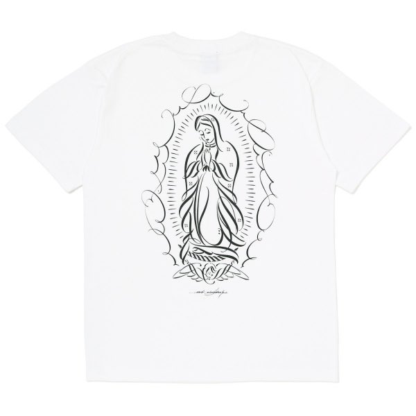 FUUDOBRAIN's tweet photo. USUGROW MERCHANDISE　一般販売開始。
FUÜDOBRAINに、USUGROWのMERCHANDISEが入荷しました。
 
長年にわたり、独自の線と思想を貫き続けてきたUSUGROW。
スカル、花、祈り、死生観。 繊細なラインと緊張感のある余白。 一目でそれと分かる世界観を、Tシャツという最も日常的なフォーマットへ落とし込んだラインナップ。
FUÜDOBRAIN開業当初から公私ともに長い付き合いがあり、これまでも作品をスポットで紹介してきましたが、今回より正規取扱として本格展開。
 
予約期間を経て、いよいよ店頭・オンラインストアで一般販売開始。
昔からUSUGROWを知っている人には、その「現在」を。 初めて触れる人には、その入口を。
流行に合わせて作られたものではない。 長い時間をかけて確立された線だからこそ、今見ても古びない。
 
USUGROW MERCHANDISE NOW AVAILABLE AT FUÜDOBRAIN.
各モデル、在庫がなくなり次第終了となります。

https://t.co/AfXFIsboAe

📍 東京都杉並区高円寺南4-29-12 カワベビル1F
🚃 高円寺駅から徒歩3分
🕐 13:00〜19:30（定休日水曜日）

🛍️ 公式オンラインストア⁠

https://t.co/JkE8leUhby
