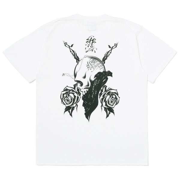 FUUDOBRAIN's tweet photo. USUGROW MERCHANDISE　一般販売開始。
FUÜDOBRAINに、USUGROWのMERCHANDISEが入荷しました。
 
長年にわたり、独自の線と思想を貫き続けてきたUSUGROW。
スカル、花、祈り、死生観。 繊細なラインと緊張感のある余白。 一目でそれと分かる世界観を、Tシャツという最も日常的なフォーマットへ落とし込んだラインナップ。
FUÜDOBRAIN開業当初から公私ともに長い付き合いがあり、これまでも作品をスポットで紹介してきましたが、今回より正規取扱として本格展開。
 
予約期間を経て、いよいよ店頭・オンラインストアで一般販売開始。
昔からUSUGROWを知っている人には、その「現在」を。 初めて触れる人には、その入口を。
流行に合わせて作られたものではない。 長い時間をかけて確立された線だからこそ、今見ても古びない。
 
USUGROW MERCHANDISE NOW AVAILABLE AT FUÜDOBRAIN.
各モデル、在庫がなくなり次第終了となります。

https://t.co/AfXFIsboAe

📍 東京都杉並区高円寺南4-29-12 カワベビル1F
🚃 高円寺駅から徒歩3分
🕐 13:00〜19:30（定休日水曜日）

🛍️ 公式オンラインストア⁠

https://t.co/JkE8leUhby