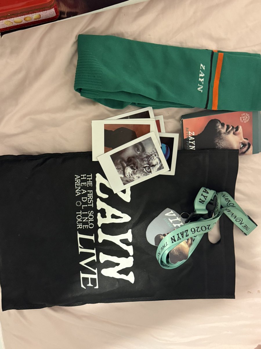 GreenIsHappy03's tweet photo. Vendo paquete vip ultimate de Zayn Malik! Es el de Monterrey por eso está un poco dañado el póster unu

$2000 puedo hacer envíos a toda la republica o entregar en Mid!!

#zayn #konnakoltour #zaynmalik #onedirection #merchsale https://t.co/PbtxDrDEW6