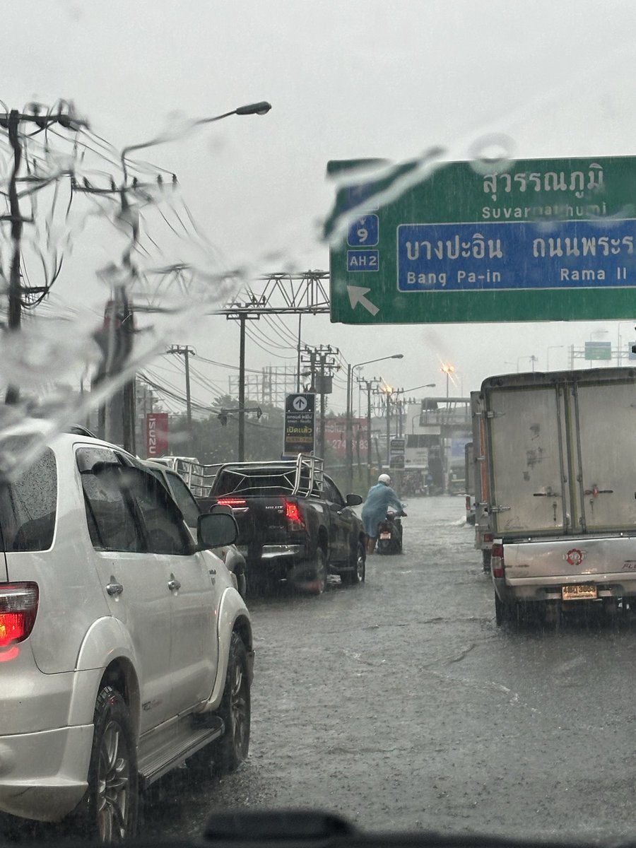 KateZara1098383's tweet photo. เลยกลับรถเมกาบางนาน้ำท่วม รถมอเตอร์ไซส์เริ่มเข็น @js100radio  @fm91trafficpro https://t.co/mIW2XzXHaT