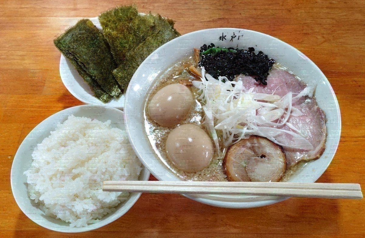 HagureHamidashi's tweet photo. 🍜今日のランチ🤤
すするさん(@susuru_tv)も大絶賛していた白味噌にしようと想って何年ぶりかで立ち寄りましたが、🍜の背脂は飲み物党員としては、コレ(背脂煮干し)にしました🤤
は〜旨かっちゃん旨しら〜だった🤤
#門つる #水戸 #茨城 #うまーみん https://t.co/VzNDVOPHKB