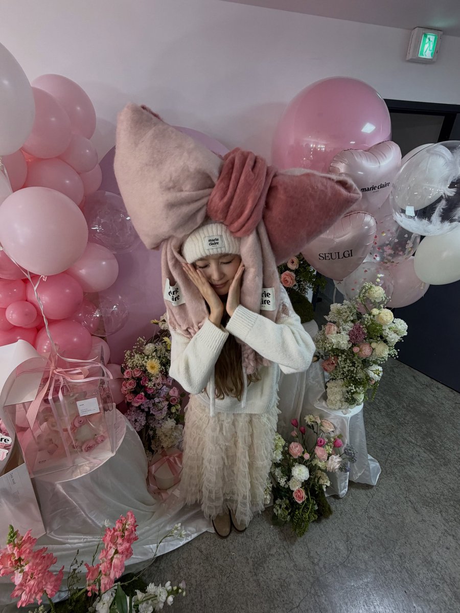 KSGUpdates's tweet photo. 260925 seulstagram update

"starting marie claire's fw while feeling full of marie claire's love 🤎🎀"

https://t.co/273fXU0ZGP
#레드벨벳 #RedVelvet #슬기 #SEULGI @RVsmtown https://t.co/YQQAuuITcX