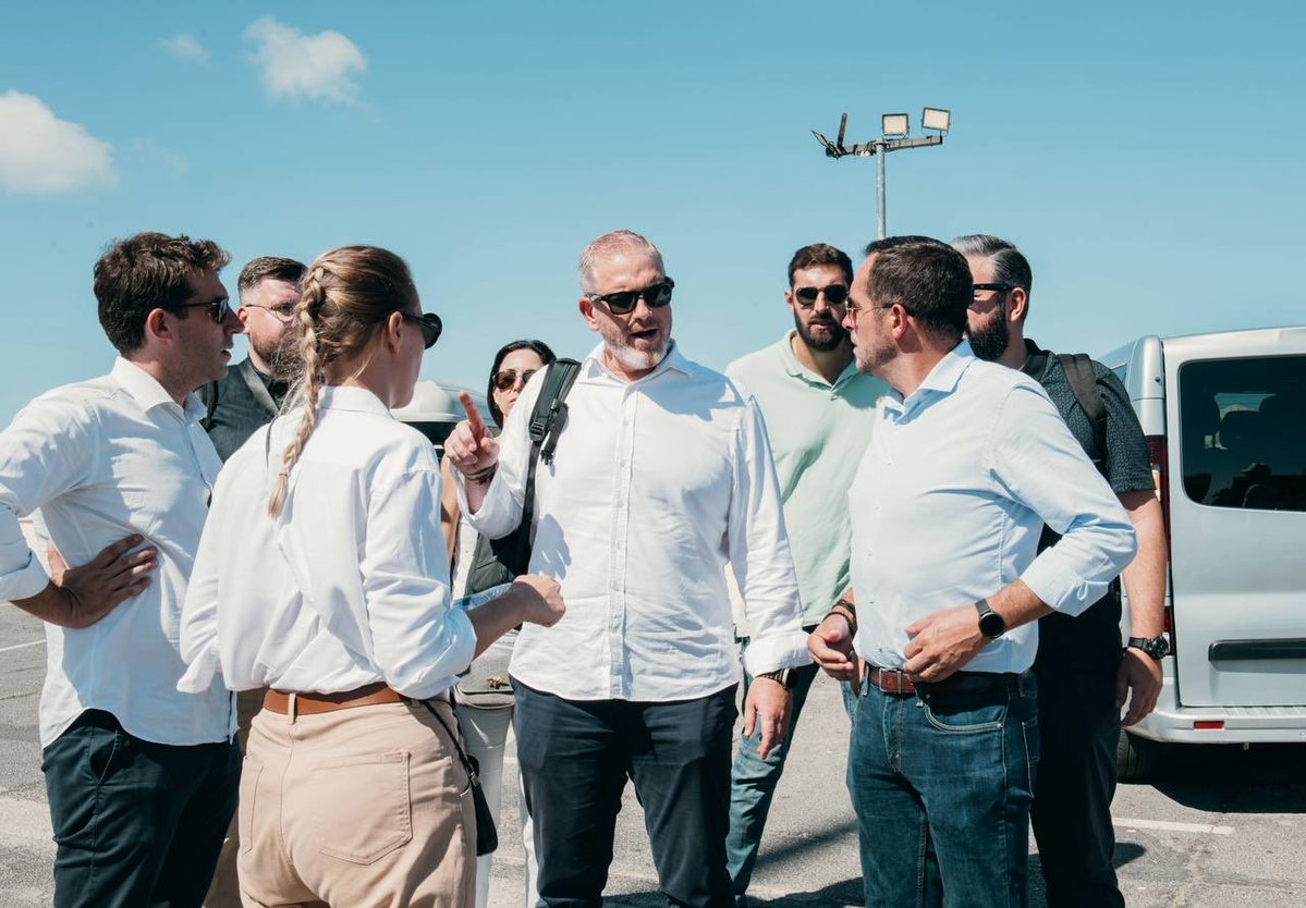herqles_es's tweet photo. 🇪🇺🇪🇸🇲🇦 #Urgente | Una misión del ECR, el grupo europeo de Giorgia Meloni, liderada por el español Diego Solier se desplazó a Ceuta para denunciar e internacionalizar la invasión de Marruecos. 

Al eurodiputado Diego Solier le acompañaron en su expedición: El experto en inmigración Rubén Pulido, los diputados independientes de la Asamblea de Murcia José Ángel Antelo y Virginia Martínez y las delegaciones italiana, francesa y finlandesa del ECR con Marion Maréchal, Nicolas Bay, Stefano Cavedagna y Sebastian Tynkkynen a la cabeza. 

Se trata de la mayor expedición política internacional acometida hasta la fecha con la finalidad de visibilizar y denunciar la grave crisis en Ceuta; involucrando a altos representantes políticos de varios países europeos en la operación y generando una presión internacional que Rabat no había experimentado hasta el momento.
