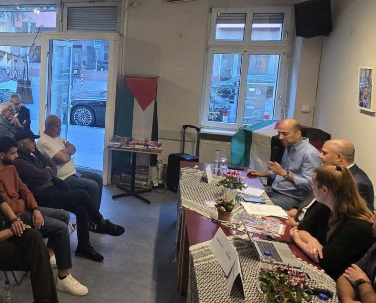 JanSchipmann's tweet photo. PFLF-Terror-Fan Ibrahim Ibrahim war nicht nur vor Ort (weißes Shirt, 1. Reihe), sondern hat die Veranstaltung direkt unterstützt.
Razzouk – hier grinsend mit Jorinde Schulz – ist übrigens ebenfalls Teil des "Palästinensischen Nationalkomitees" und enger Vertrauter Ibrahims. https://t.co/6jaLlxTciM