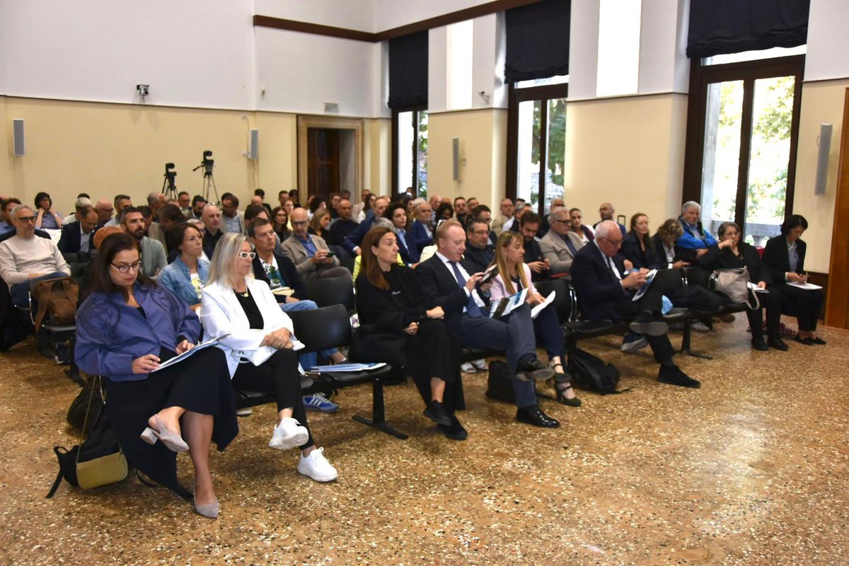 comunevenezia's tweet photo. 🩺🏥Allo IUAV di #Venezia, nella sede del Palazzo Badoer, al via il convegno: "Architettura e Salute in dialogo. Nuovi Paradigmi del Progetto per la Sanità"!

📌L'evento si propone di approfondire il ruolo della formazione nel progetto delle strutture sanitarie del futuro, sotto l'aspetto altamente tecnologico e, contemporaneamente, sotto quello dell'umanizzazione degli spazi di cura e dell'attenzione alla persona. 

🔹Presente, in rappresentanza dell’amministrazione comunale, il Consigliere delegato Massimiliano De Martin.
