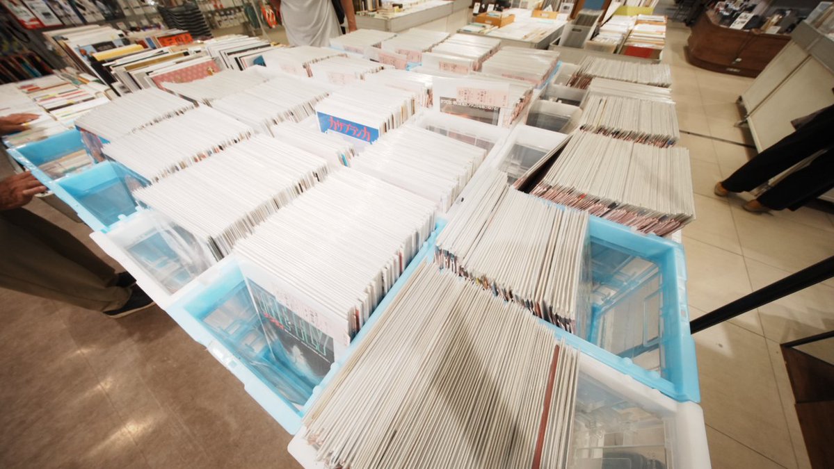 Hands_official_'s tweet photo. 横浜店では古本市をやっています。
掘り出し物が見つかりそうだ。 https://t.co/KSkcrYHNcZ