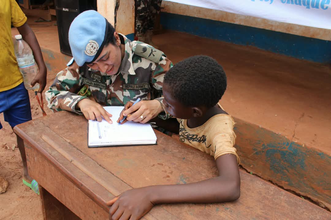 UNPeacekeeping's tweet photo. Au #Liban, les Casques bleus ont marqué #PeaceDay par une cérémonie au quartier général de @UNIFIL_. 

En #RCA, @UN_CAR a marqué la Journée par des actions en faveur de l'éducation: don de kits scolaires &amp; matériel sportif.

#UNGA #UNGA81 #InvestInPeace #NEPBATT #EGYBATT #RWABATT https://t.co/Ob8OLbkwgH