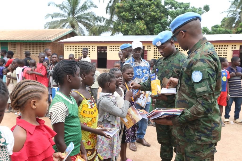 UNPeacekeeping's tweet photo. Au #Liban, les Casques bleus ont marqué #PeaceDay par une cérémonie au quartier général de @UNIFIL_. 

En #RCA, @UN_CAR a marqué la Journée par des actions en faveur de l'éducation: don de kits scolaires &amp; matériel sportif.

#UNGA #UNGA81 #InvestInPeace #NEPBATT #EGYBATT #RWABATT https://t.co/Ob8OLbkwgH