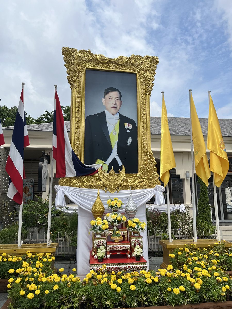 himatabi1997's tweet photo. 美肌加工の国王陛下素敵だった🇹🇭 https://t.co/BHTgrv5b41