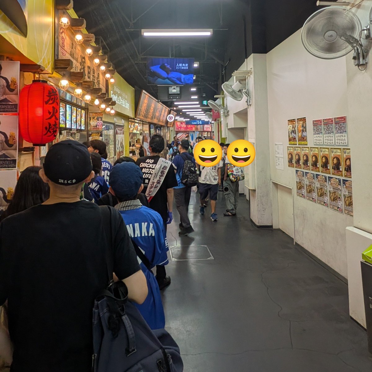 kyujo_meshitaro's tweet photo. この話をするのはたぶん8兆回目ですが。

神宮球場、通路が激狭なんです。

だからこそ生み出された、球場メシ屋さんのオペレーション。

誘導の技、誘導列にはメニュー表、レジの捌き方、提供までが光速、そして旨い。

ユネスコが認定するレベル。

凄すぎて感動して通路の端で嗚咽してる https://t.co/DLzsoAYS5j