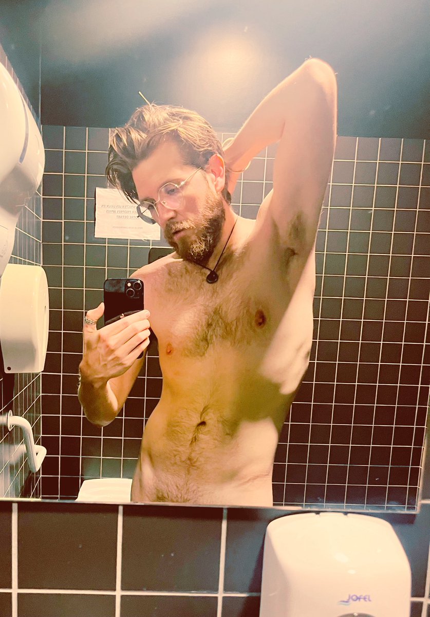 Peti_ttigre's tweet photo. Once upon a time… in the public bathroom 🚽

#gingergay #beardedgay #gayman https://t.co/t9ewMzLG3W