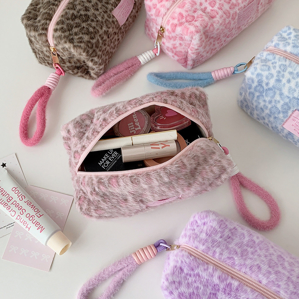 syukaduidd's tweet photo. ￼SHINSDAY Pouch Makeup Travel Bag Bulu Flufy Leopard Tempat Penyimpanan Serbaguna Tas Kosmetik Tempat Pensil Aesthetic Korean Lucu 
#zonauang #zonabu #pouch #lucu 
￼https://t.co/Qq8A4PK9sI https://t.co/kgfI32WGEH