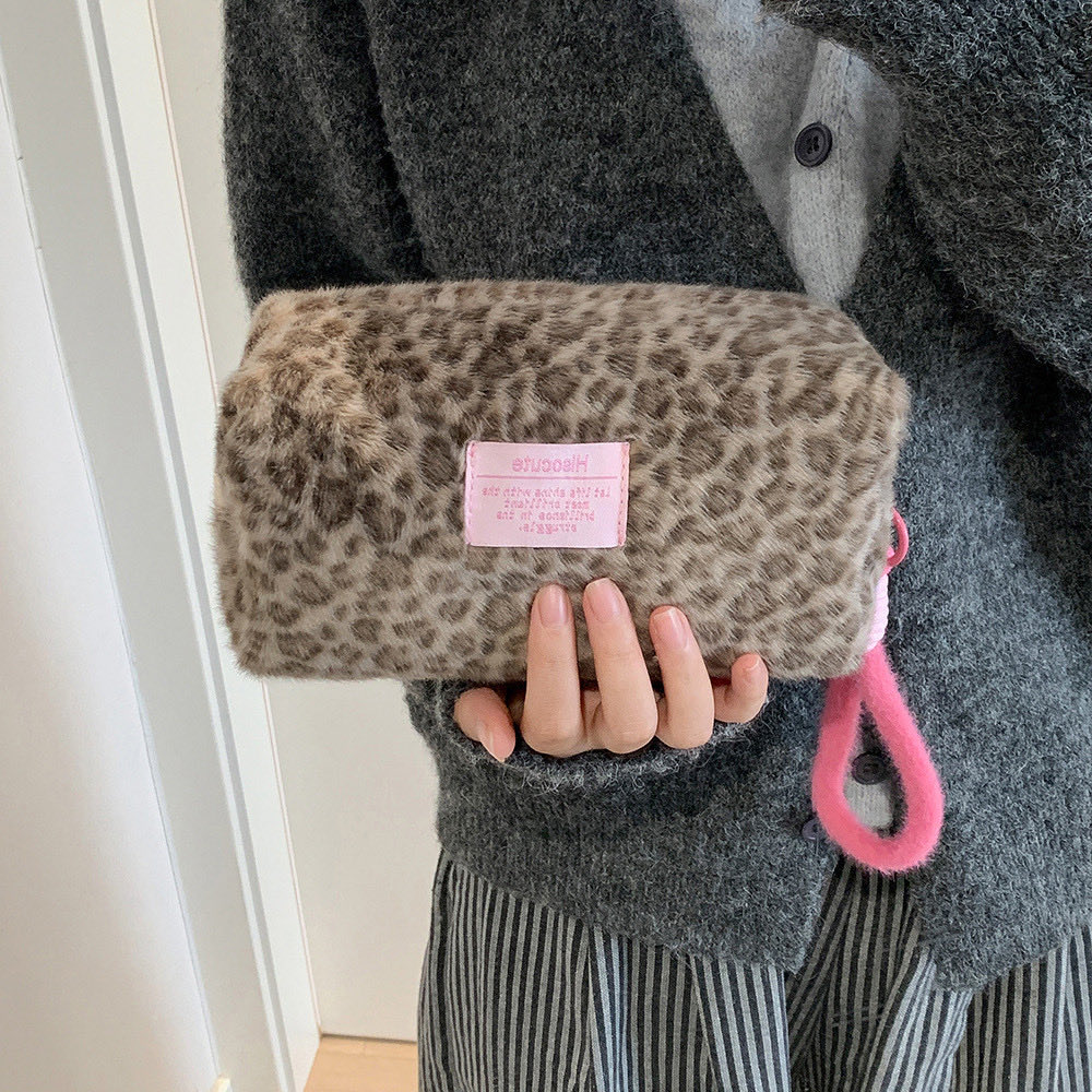 syukaduidd's tweet photo. ￼SHINSDAY Pouch Makeup Travel Bag Bulu Flufy Leopard Tempat Penyimpanan Serbaguna Tas Kosmetik Tempat Pensil Aesthetic Korean Lucu 
#zonauang #zonabu #pouch #lucu 
￼https://t.co/Qq8A4PK9sI https://t.co/kgfI32WGEH