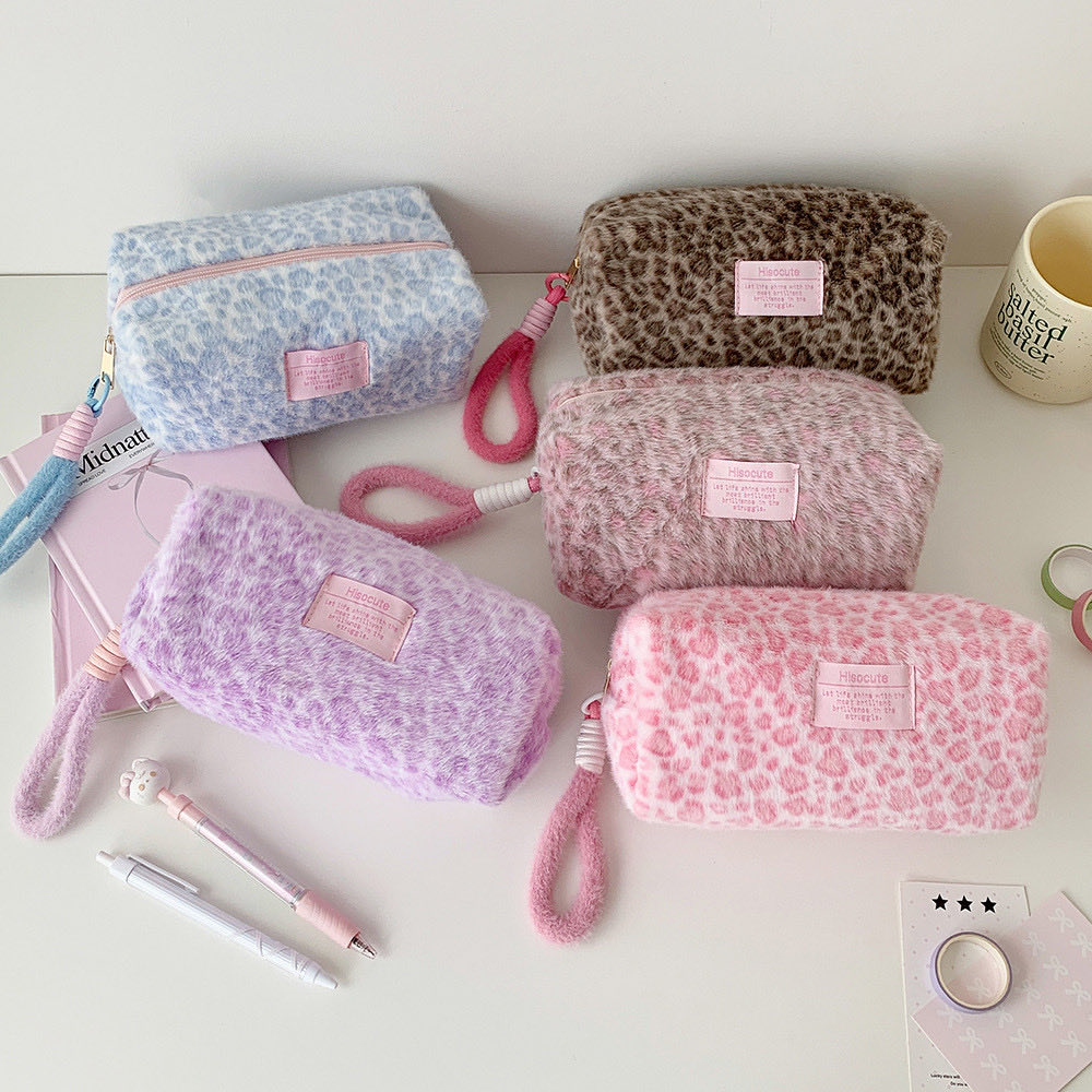 syukaduidd's tweet photo. ￼SHINSDAY Pouch Makeup Travel Bag Bulu Flufy Leopard Tempat Penyimpanan Serbaguna Tas Kosmetik Tempat Pensil Aesthetic Korean Lucu 
#zonauang #zonabu #pouch #lucu 
￼https://t.co/Qq8A4PK9sI https://t.co/kgfI32WGEH